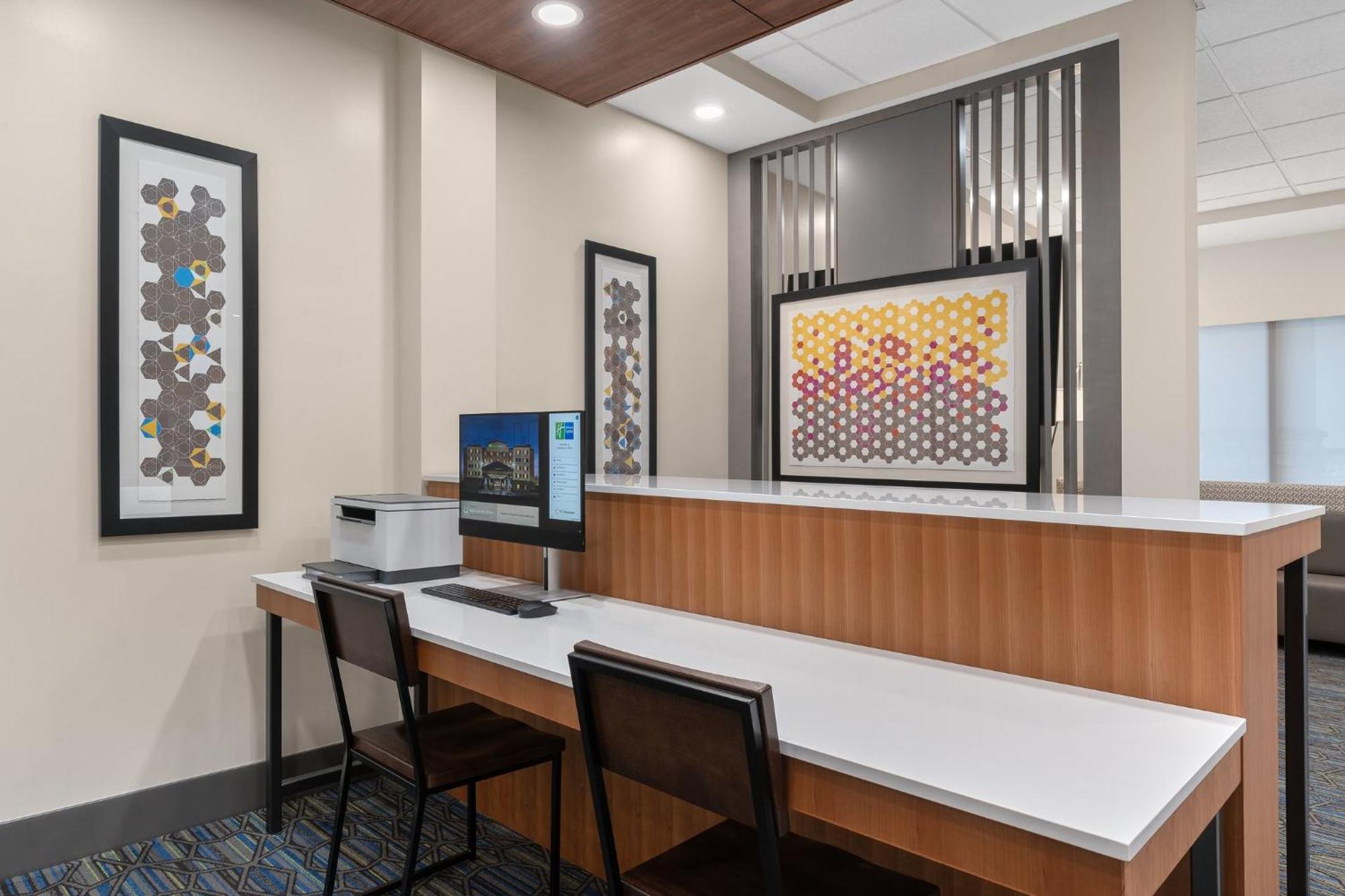 Holiday Inn Express Hotel & Suites Coralville By Ihg Exterior foto
