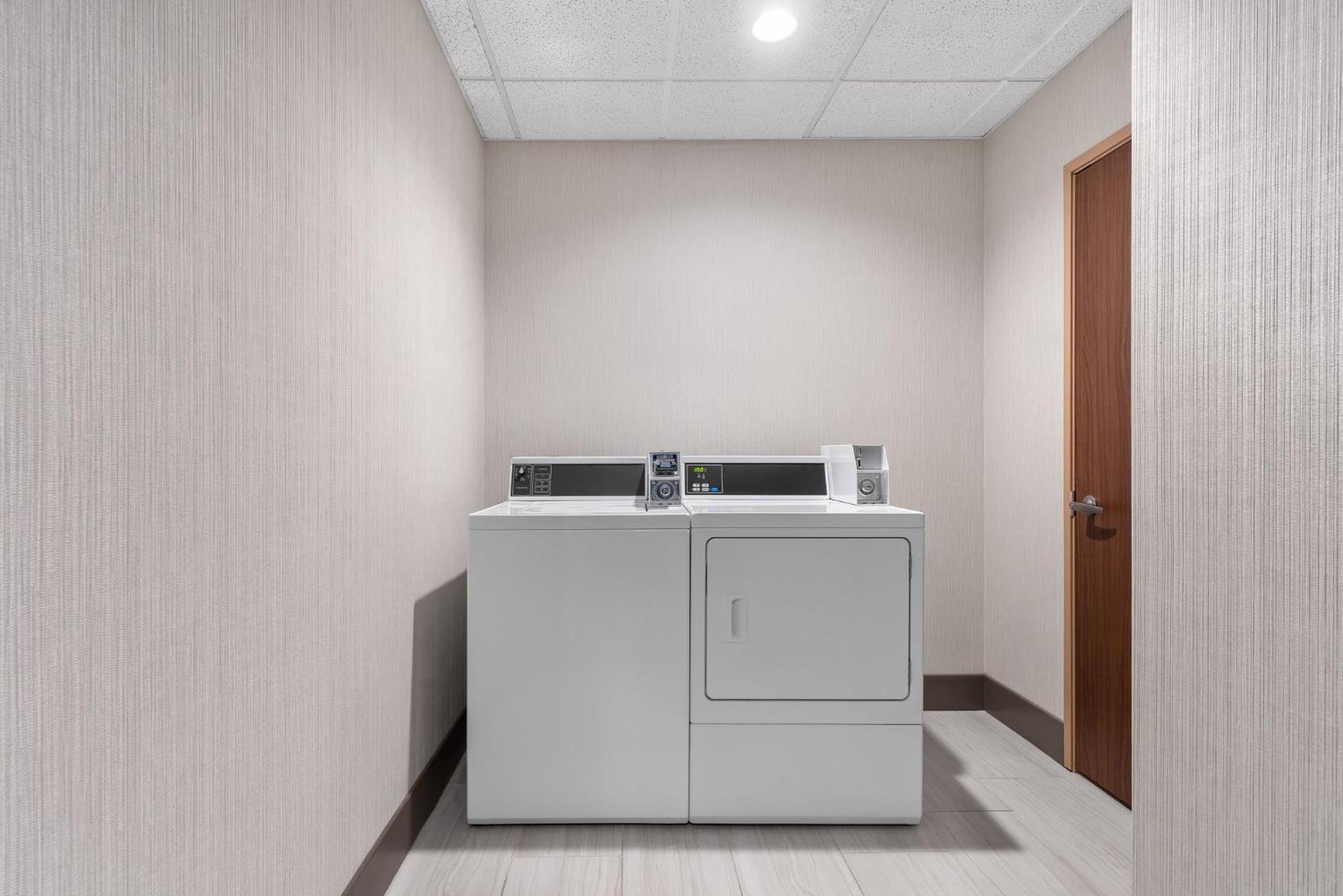 Holiday Inn Express Hotel & Suites Coralville By Ihg Exterior foto