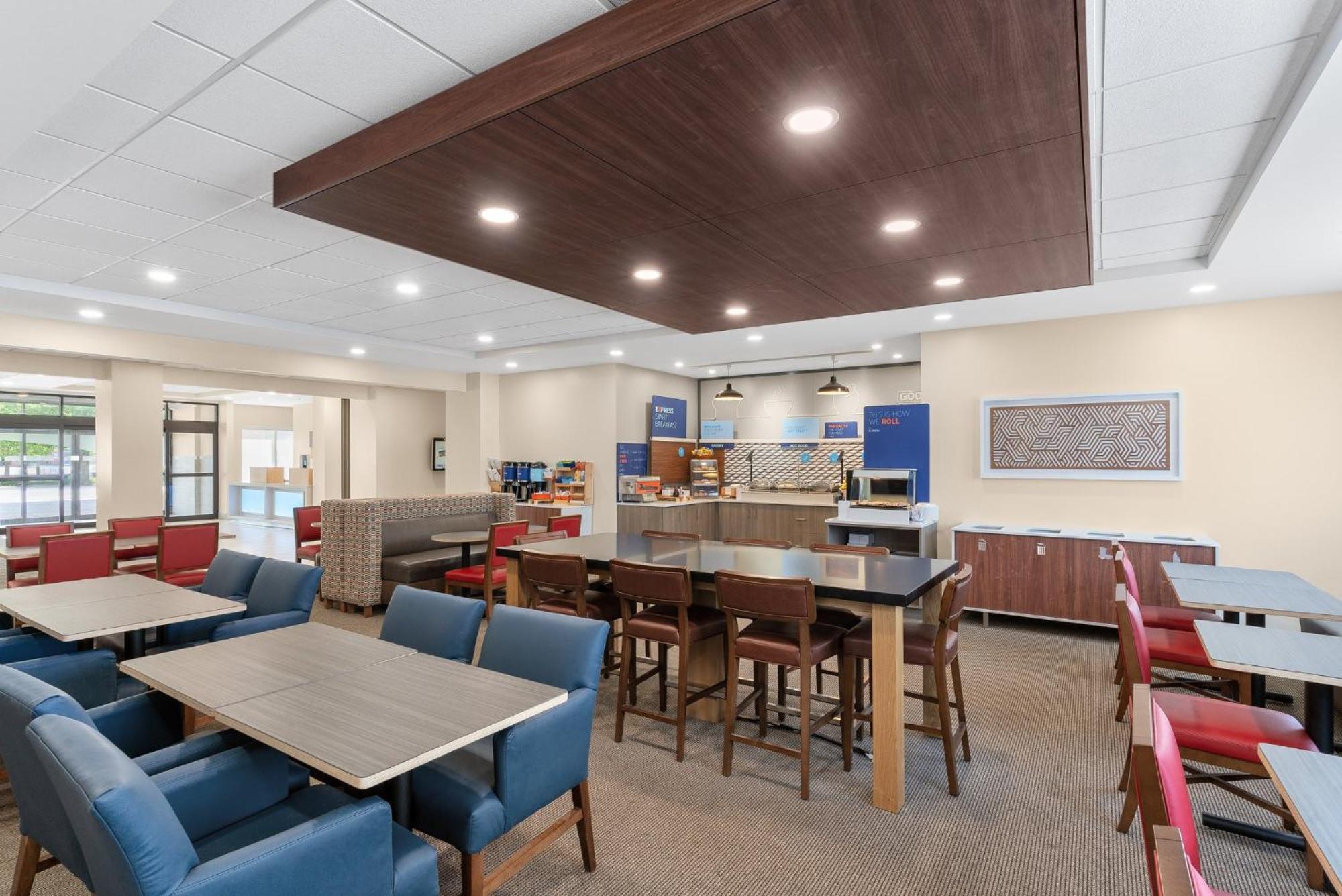 Holiday Inn Express Hotel & Suites Coralville By Ihg Exterior foto