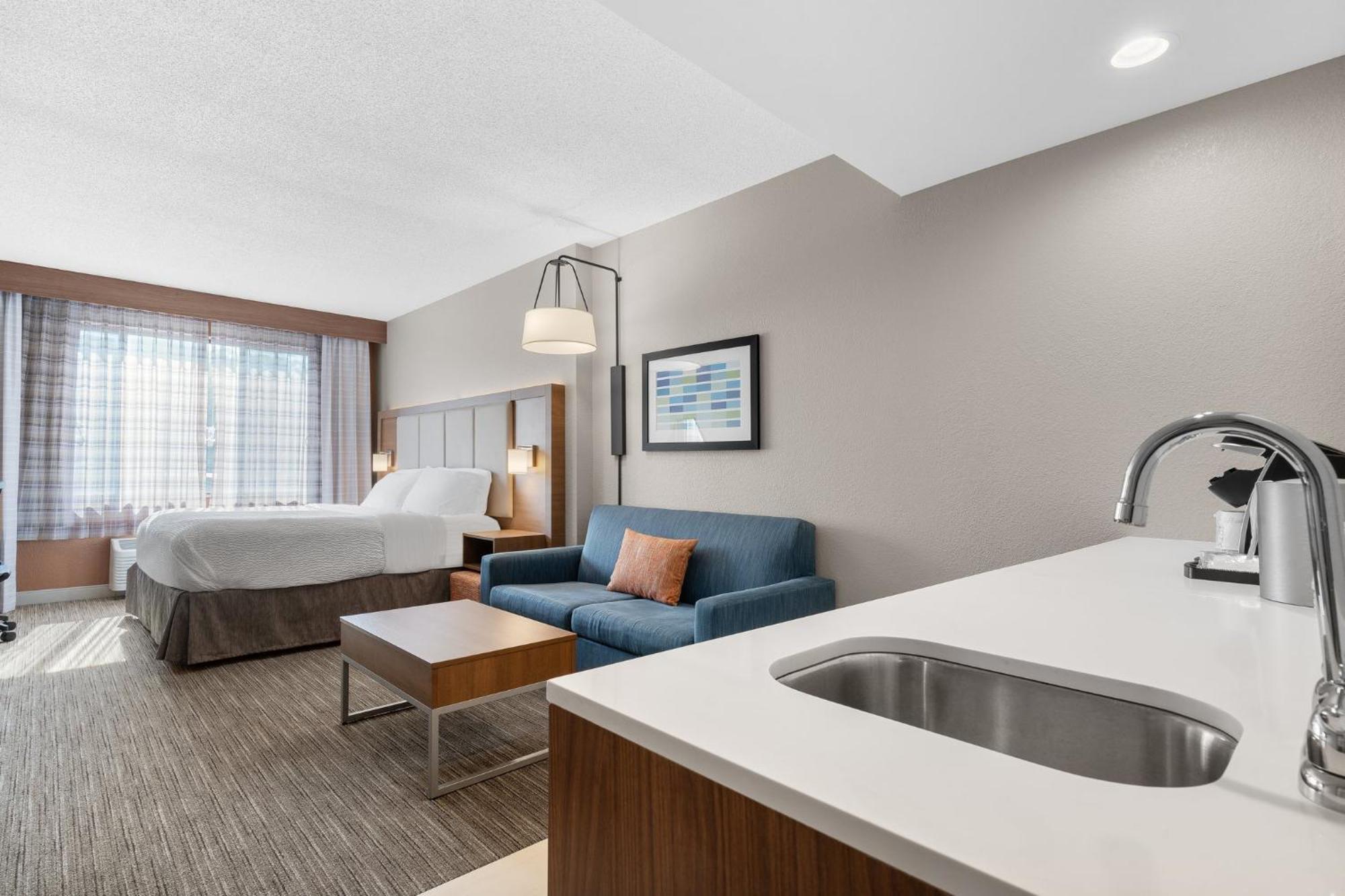 Holiday Inn Express Hotel & Suites Coralville By Ihg Exterior foto