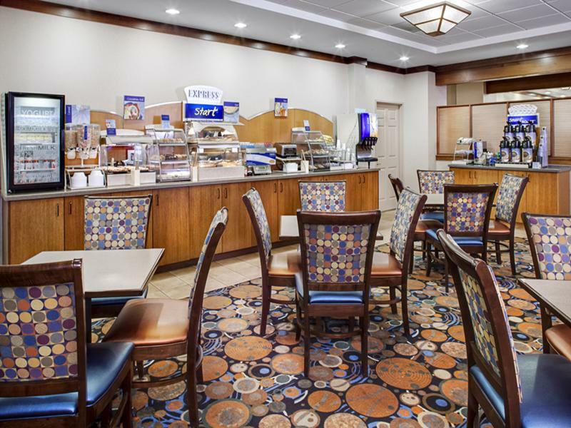 Holiday Inn Express Hotel & Suites Coralville By Ihg Exterior foto